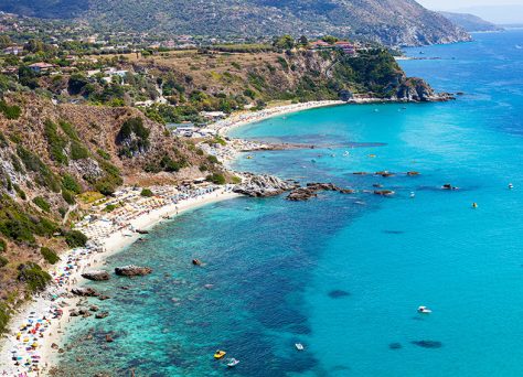 plage balneaire de crete avec vue sur les reliefs 