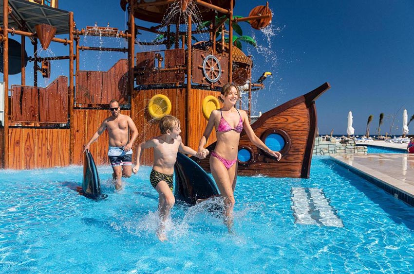 Three Corners Happy Life Beach Resort zone aquatique enfant en bateau de pirates