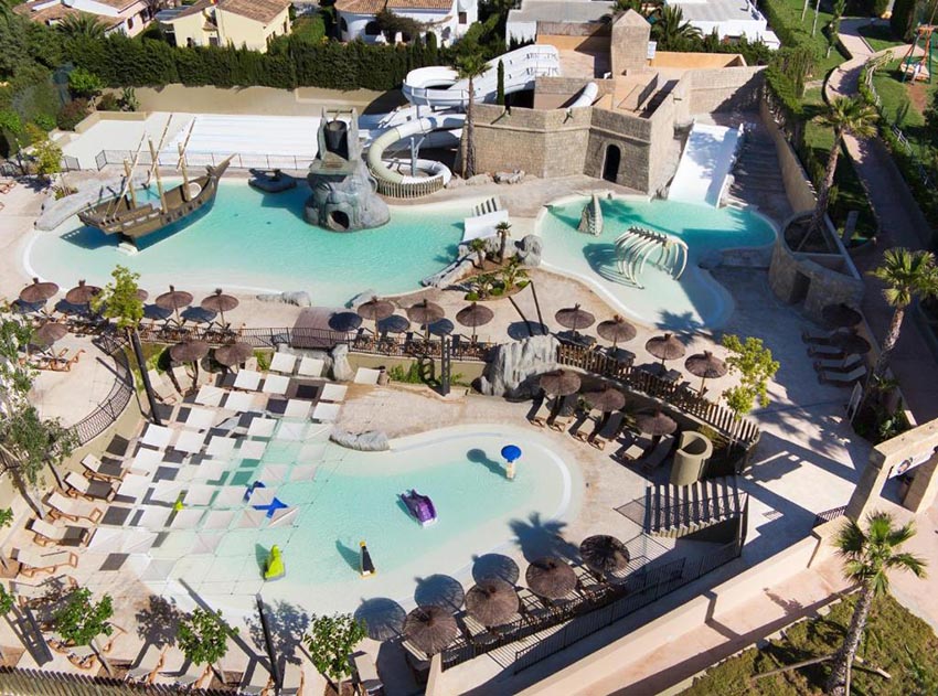 Insotel Cala Mandía Resort & Spa vue aérienne sur l'espace aquatique