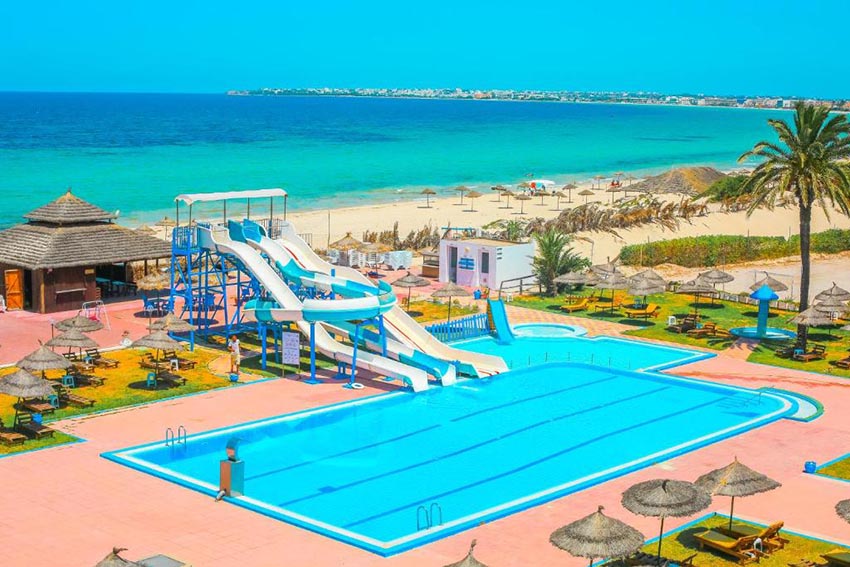 Hotel Neptunia Skanes espace aquatiques avec toboggans
