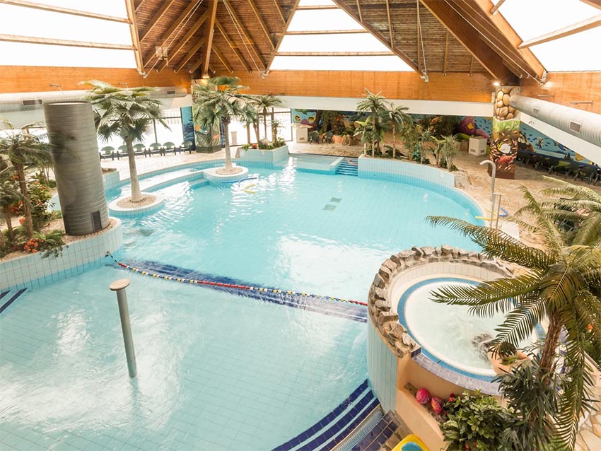 Piscine couverte au village vacances